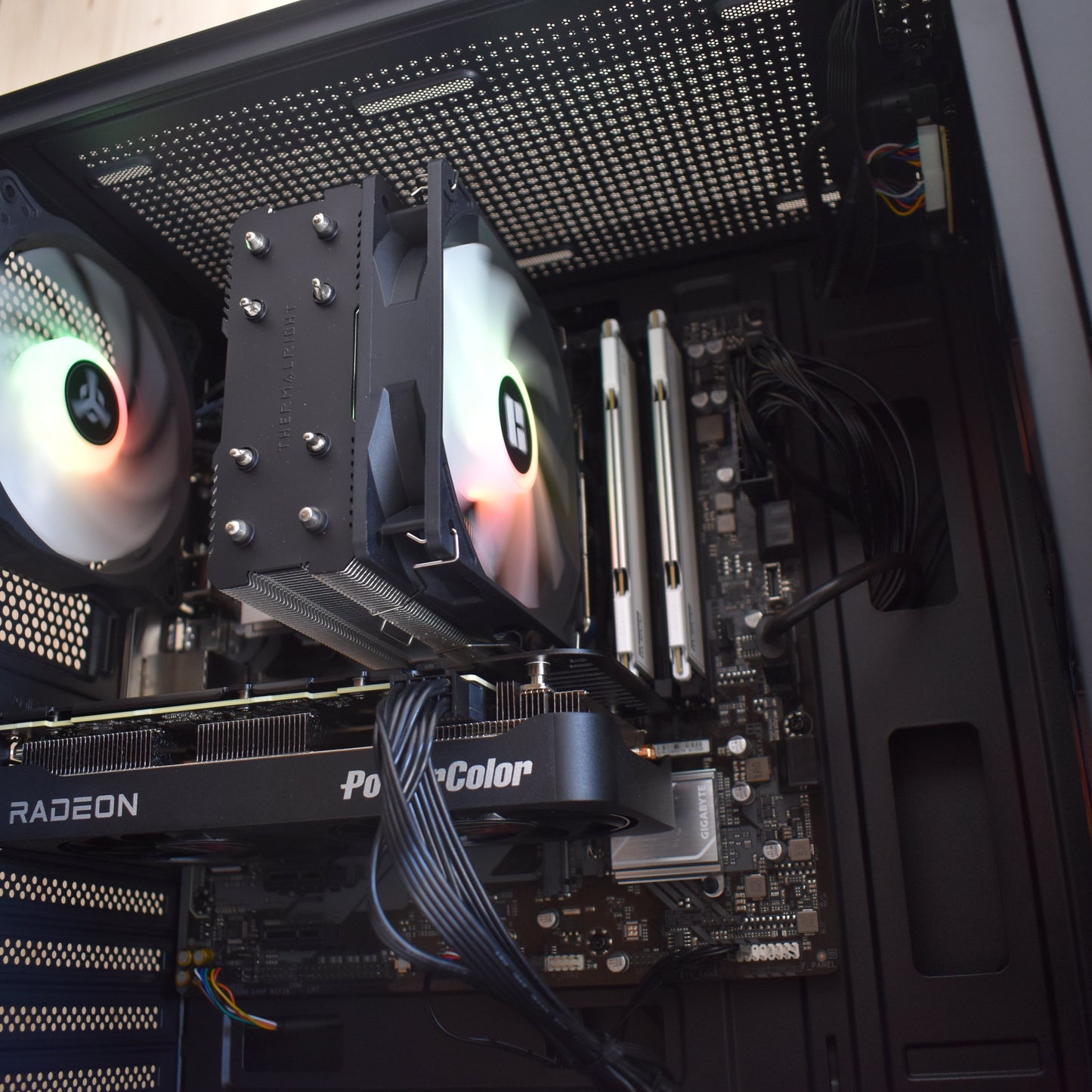 Radiance PC RX 9060 XT 16 Go - Intel I5 14400F